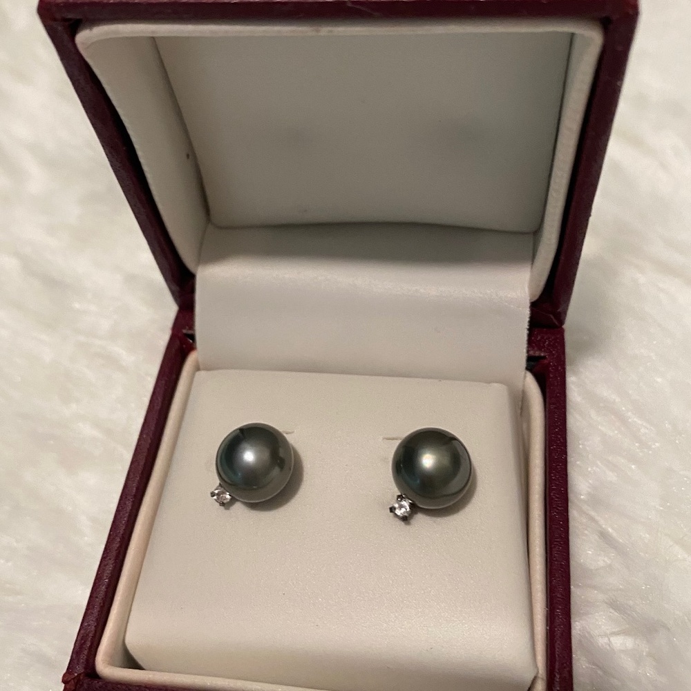 Helzberg Diamonds Beautiful Authentic Black Tahitian Pearl earrings